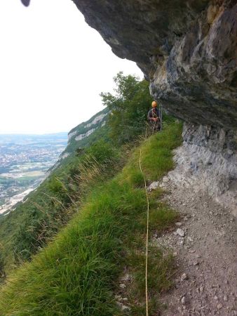 Pentes herbeuses très raide sécurisées par une chaîne 