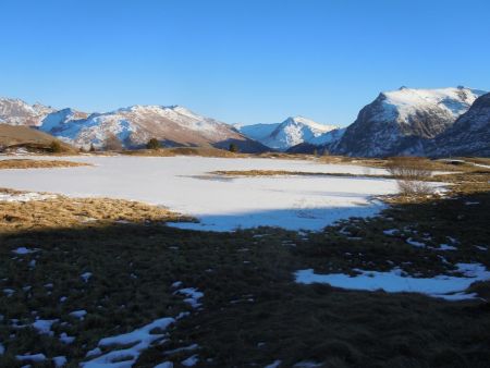 Lac des Sarailles et sommets alentours