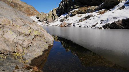 Au bord du petit lac.