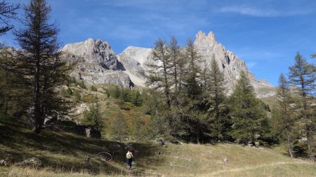 Dans la montée face à la crête de Moutouze, la Pointe des Cerces et la Main de Crepin