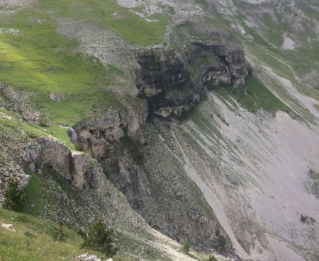 Descente sur le Dévoluy en évitant de sauter la cascade...