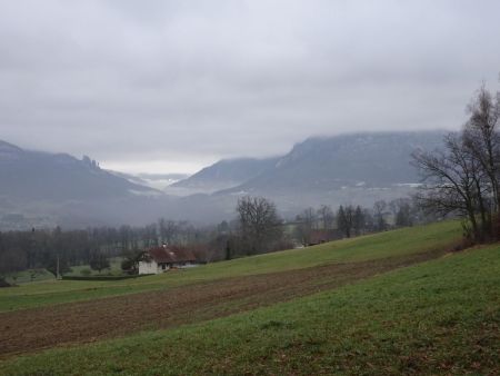 Au loin, la vallée du Chéran