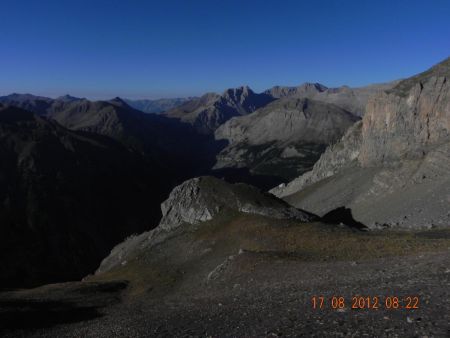 Vue sur le Col de la Cayolle avant le col sans nom.