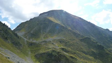 Le chemin passe sous le Col du Gollet à gauche