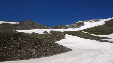 Montée vers le col situé dans le V au centre gauche