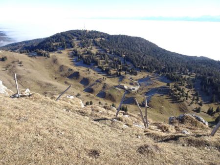 Tout en bas, le Chalet de la Dôle