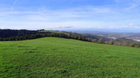 L’antenne du Guizay et les monts du Forez.