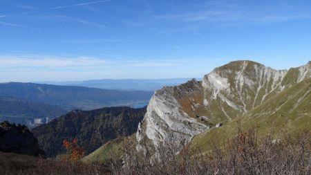 Un premier coin du Lac d’Annecy. Au premier plan à droite le Mamelon Vert, à gauche les Rochers du Charvet