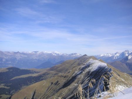 Au bout de la ligne de crête, le Mont Joly est en vue