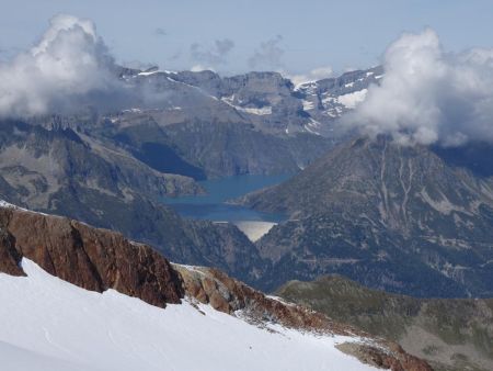 Regard vers le lac d’Emosson.