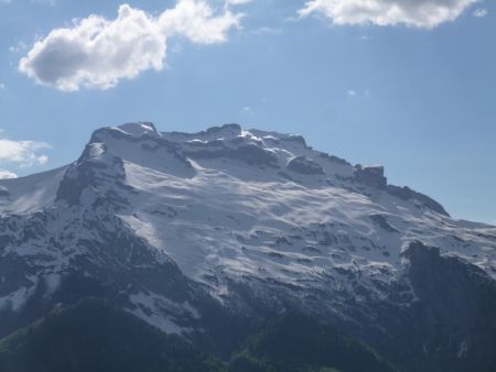 Au moment de regagner la voiture la face Est de la Tournette prend le soleil