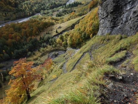 Regard arrière dans la raide montée au pas du Boret.