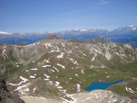 Vue au nord sur les Becs de Bosson et le lac de Lona.