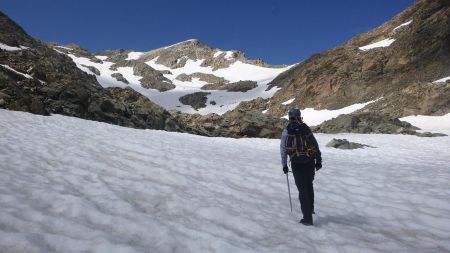 Montée sur les névés avec crampons et piolet