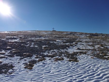 La croix sommitale de la Tête de la Cluse.