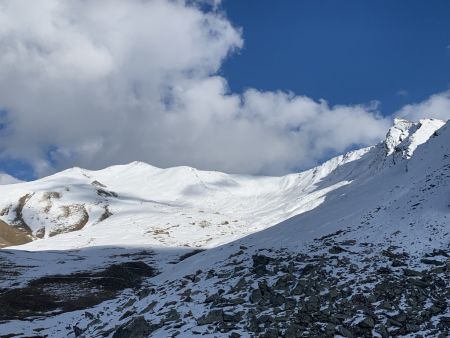 On peut deviner la crête de montée, et à sa droite la trace de descente.