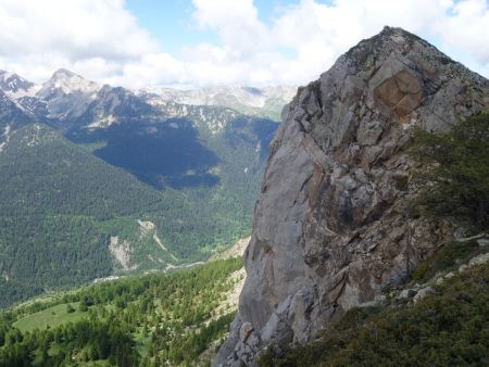 Le sommet de Roche Bénite qui plonge sur le Laverq