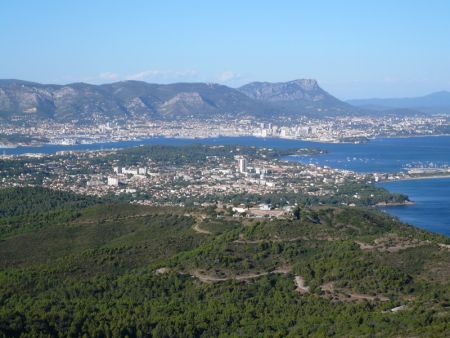 Vue sur la rade de Toulon depuis le sommet. Au fond, mont Faron et mont Coudon.