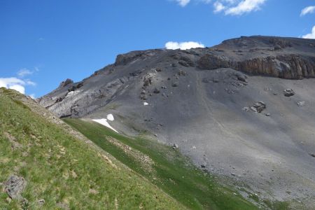 Vue sur le replat à gauche et sur le sentier de traversée à flanc du Beaudouis.