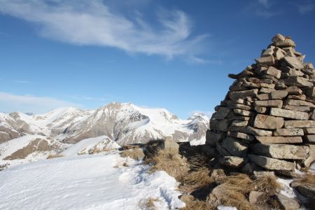 L’imposant cairn sommital. En face, le Pelat