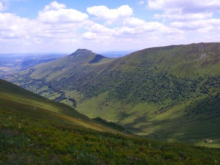 Depuis le col de Cabre : au nord, vallée de la Santoire et Puy de Seycheuse