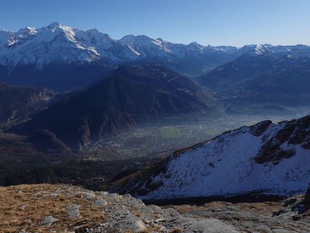 On domine la vallée embrumée.