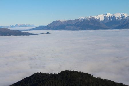 La Chartreuse, le Margériaz des Bauges tout au fond, et le Taillefer devant Belledonne à droite.