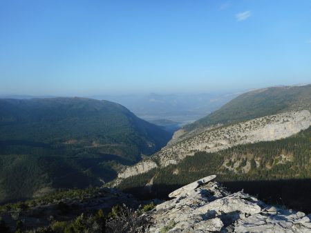 Sur la crête, dans le rétro gorges du Riou