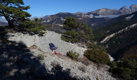 Photo-bis du Belvédère, mais cette fois on voit mieux le sac. Je vous laisse admirer les lointains montagneux