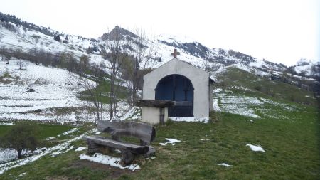 Retour vers Nâves, oratoire