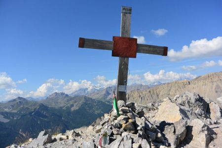 L’autre côté de la croix avec les sommets de l’Oisans sur l’horizon.