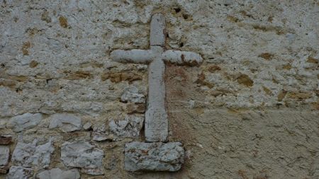 Croix dans un mur de ferme