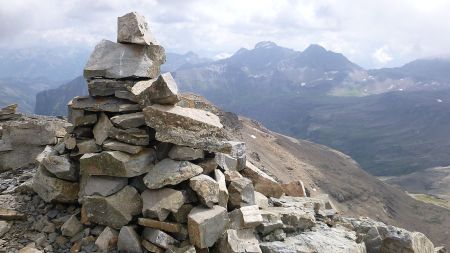 Le sommet avec la vue vers l’Est