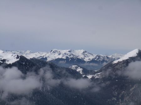 Au premier plan le col d’Artigascou, au fond la chaine du Pic de la Hage