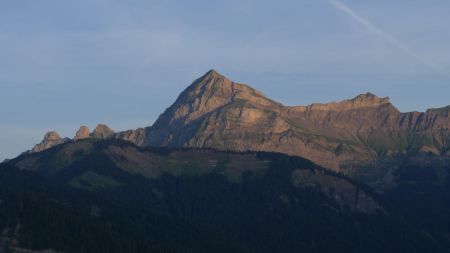 Vue sur le Charvin au petit matin depuis Crest-Voland.