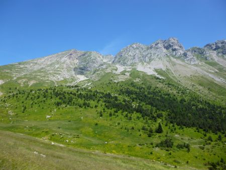 Pic Pierroux et au milieu : le vallon du Jas.