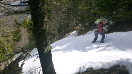 Le sentier de la face nord, encore enneigé