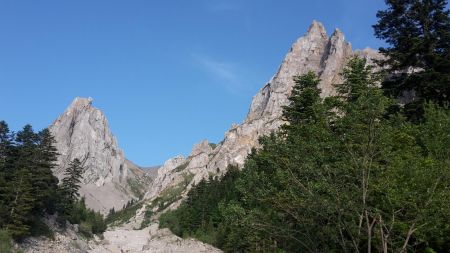 Haut-Bouffet et vue d’ici, une autre aiguille qui se distingue du Roc auquel elle appartient.