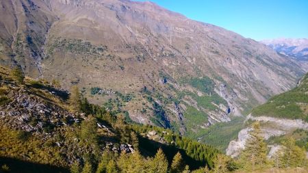 Dans la descente vers le Pont des Oules et la vallée de Freissinières, vue sur le hameau de Dormillouse où je passerai la nuit