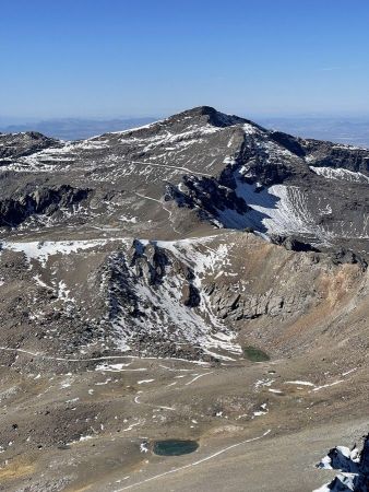 Le petit lac glaciaire et la crête menant au Veleta vus du Mulhacén