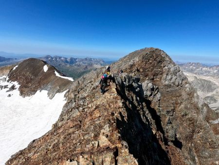 Julie sur la crête, avec vue sur le Pic du Clot de la Hount.