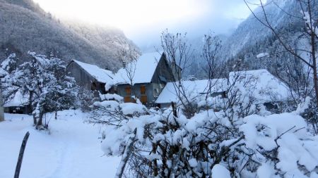 Rière Bellevaux dans son écrin blanc