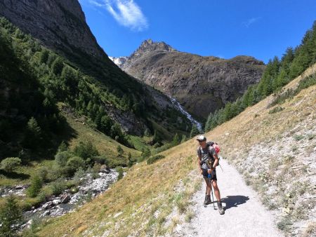 Regard arrière, peu après le parking de Villar-d’Arêne.