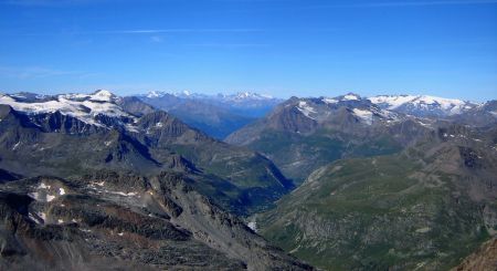 Les Ecrins, entre la Pointe de Ronce et la Vanoise.