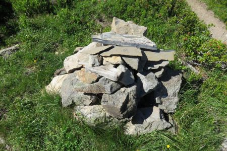 Cairn et panonceau pour le col du Bal