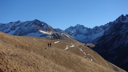 Le sentier en balcon face aux Agneaux avant la descente sur le lac du Pontet