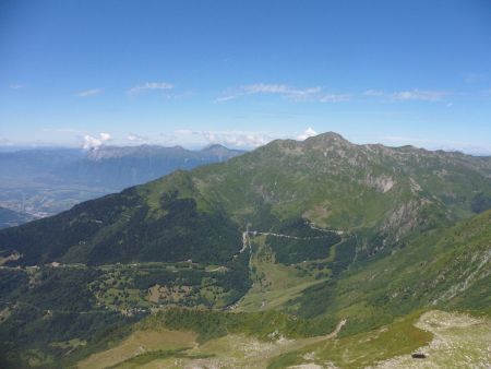 Le Grand Arc et derrière les Bauges