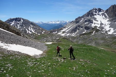 Vue arrière sur le Col des Ourdéis et vue sur la Font Sancte.