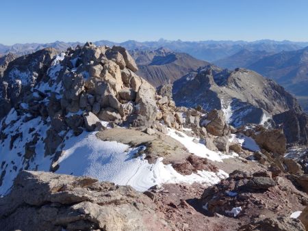 Les roches claires et colorées du sommet, autour desquels la vue s’étale...