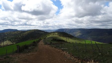 Dans le rétro, par dessus le Puecheral, tout au loin le Mont Aigoual